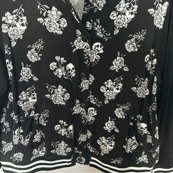 Torrid Twill Bomber Jacket Black and White Skull Print Size 1/1X - Picture 3 of 8